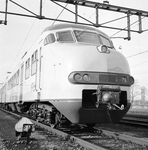 170700 Afbeelding van het electrische treinstel nr. 431 (Plan V, mat. 1964) van de N.S. tijdens de presentatie van de ...